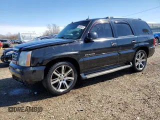 2004 Cadillac Escalade z VIN 1GYEC63TX4R104979, wystawiony jako Copart lot #48992455 z przebiegiem 210 937 mil mil oraz Szkody całkowita. Historia ofert i sprzedaży dostępna na DreamBid. Obrazek 1.