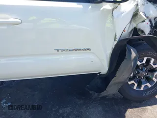 2020 Toyota Tacoma SR5 z VIN 5TFCZ5AN5LX231157, wystawiony jako IAAI lot #42045534 z przebiegiem 84 099 mil mil oraz . Historia ofert i sprzedaży dostępna na DreamBid. Obrazek 6.