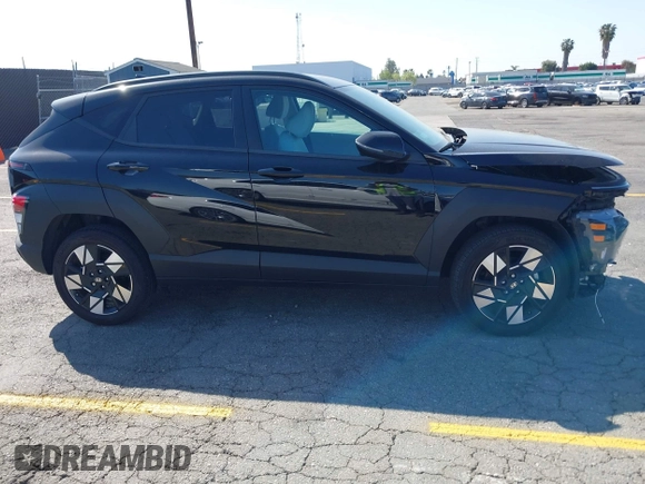 2024 Hyundai Kona SEL z VIN KM8HCCAB6RU059406, wystawiony jako IAAI lot #41969790 z przebiegiem 13 353 mil mil oraz . Historia ofert i sprzedaży dostępna na DreamBid. Obrazek 13.