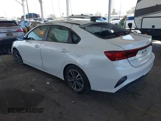 2022 Kia Forte LXS z VIN 3KPF24AD2NE425361, wystawiony jako IAAI lot #42004084 z przebiegiem 61 465 mil mil oraz . Historia ofert i sprzedaży dostępna na DreamBid. Obrazek 3.