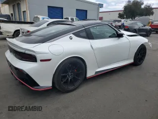 2024 Nissan Z Nismo z VIN JN1BZ4CH7RM362763, wystawiony jako Copart lot #71662764 z przebiegiem 3339 mil mil oraz Szkody całkowita. Historia ofert i sprzedaży dostępna na DreamBid. Obrazek 3.