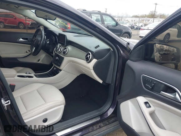 2015 Mercedes-Benz GLA 250 z VIN WDCTG4GB0FJ114889, wystawiony jako IAAI lot #42049338 z przebiegiem 83 676 mil mil oraz . Historia ofert i sprzedaży dostępna na DreamBid. Obrazek 5.