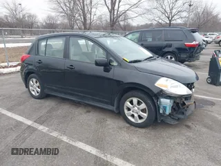 2007 Nissan Versa SL z VIN 3N1BC13E37L378102, wystawiony jako IAAI lot #41301891 z przebiegiem Nie podano mil oraz . Historia ofert i sprzedaży dostępna na DreamBid. Obrazek 1.
