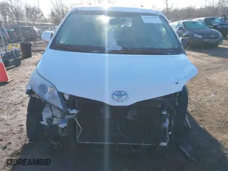 2013 Toyota Sienna XLE AAS with VIN 5TDYK3DC8DS402418, listed as a IAAI auction lot 41752030 with 193,390 mi miles. Bid and sale history available at carsss.com. Image 13.