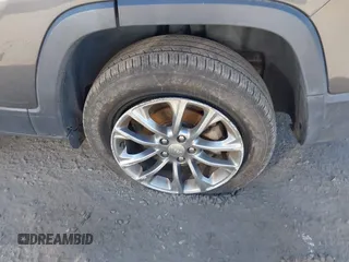 2020 Jeep Cherokee Latitude Plus z VIN 1C4PJLLB9LD605920, wystawiony jako IAAI lot #41905767 z przebiegiem 63 826 mil mil oraz . Historia ofert i sprzedaży dostępna na DreamBid. Obrazek 17.