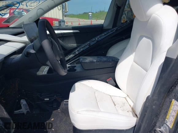 2024 Tesla Model Y Long Range z VIN 7SAYGAEE5RF074699, wystawiony jako IAAI lot #40537868 z przebiegiem Nie podano mil oraz . Historia ofert i sprzedaży dostępna na DreamBid. Obrazek 5.