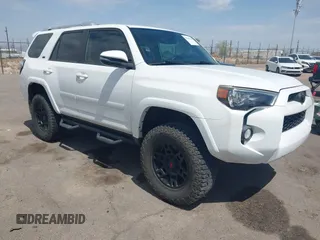 2018 Toyota 4Runner SR5 z VIN JTEBU5JRXJ5555559, wystawiony jako IAAI lot #42666424 z przebiegiem 81 879 mil mil oraz . Historia ofert i sprzedaży dostępna na DreamBid. Obrazek 1.
