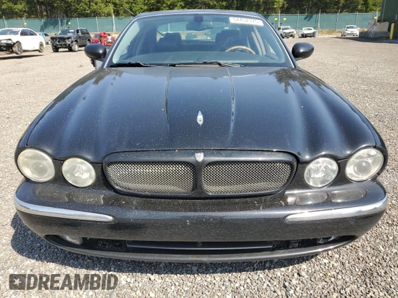 2004 Jaguar XJ R z VIN SAJWA73B44TG20291, wystawiony jako Copart lot #54452375 z przebiegiem 148 491 mil mil oraz Czysty tytuł • Clean title. Historia ofert i sprzedaży dostępna na DreamBid. Obrazek 5.