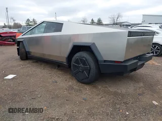 2024 Tesla Cybertruck z VIN 7G2CEHED6RA042416, wystawiony jako IAAI lot #41324245 z przebiegiem 332 mil mil oraz . Historia ofert i sprzedaży dostępna na DreamBid. Obrazek 3.