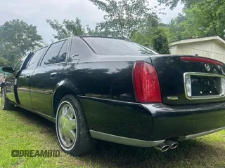 2004 Cadillac DeVille Limousine z VIN 1GEEH90Y24U550055, wystawiony jako Copart lot #57705855 z przebiegiem 44 345 mil mil oraz Tytuł czysty. Historia ofert i sprzedaży dostępna na DreamBid. Obrazek 3.