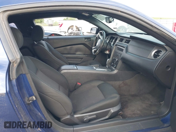 2014 Ford Mustang V6 z VIN 1ZVBP8AM7E5287817, wystawiony jako IAAI lot #42642851 z przebiegiem 203 384 mil mil oraz . Historia ofert i sprzedaży dostępna na DreamBid. Obrazek 5.