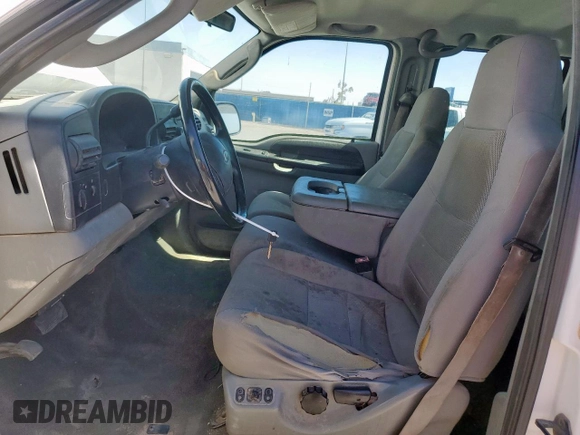2006 Ford F-250 XL z VIN 1FTSW20596EC03897, wystawiony jako Copart lot #60226495 z przebiegiem 219 044 mil mil oraz Czysty tytuł • Clean title. Historia ofert i sprzedaży dostępna na DreamBid. Obrazek 7.
