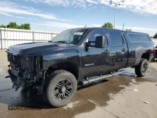 2013 Chevrolet Silverado 3500HD SRW LTZ z VIN 1GC4K1E80DF209791, wystawiony jako Copart lot #59325105 z przebiegiem 158 207 mil mil oraz Szkoda całkowita • Salvage title. Historia ofert i sprzedaży dostępna na DreamBid. Obrazek 1.