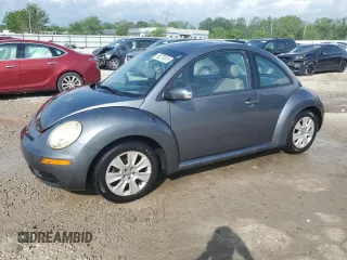 2008 Volkswagen Beetle S z VIN 3VWRW31C98M501653, wystawiony jako Copart lot #55270815 z przebiegiem 137 318 mil mil oraz Nie do naprawy. Historia ofert i sprzedaży dostępna na DreamBid. Obrazek 1.