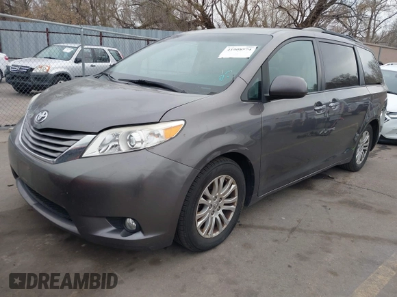 2015 Toyota Sienna XLE with VIN 5TDYK3DC6FS672329, listed as a IAAI auction lot 41908974 with 117,950 mi miles. Bid and sale history available at carsss.com. Image 17.