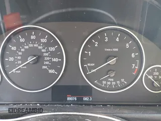 2013 BMW 3 Series 328i xDrive z VIN WBA3B5G5XDNS00928, wystawiony jako IAAI lot #41995015 z przebiegiem 89 076 mil mil oraz . Historia ofert i sprzedaży dostępna na DreamBid. Obrazek 7.