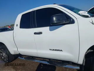 2013 Toyota Tundra z VIN 5TFRM5F14DX061244, wystawiony jako IAAI lot #41565473 z przebiegiem 253 238 mil mil oraz . Historia ofert i sprzedaży dostępna na DreamBid. Obrazek 13.