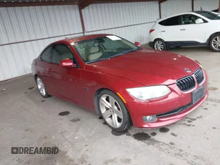 2011 BMW 3 Series 328i z VIN WBAKE5C5XBE573148, wystawiony jako IAAI lot #41935845 z przebiegiem 97 348 mil mil oraz . Historia ofert i sprzedaży dostępna na DreamBid. Obrazek 1.