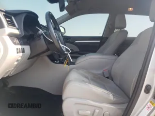 2018 Toyota Highlander LE с VIN 5TDBZRFH7JS830067, выставлен на аукционе Copart как лот 58835375 с пробегом 65 315 миль миль и Списание • Salvage title. История ставок и продаж доступна на DreamBid. Изображение 7.