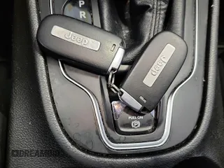 2021 Jeep Cherokee Latitude Plus z VIN 1C4PJLLB5MD223983, wystawiony jako IAAI lot #42741294 z przebiegiem 49 704 mil mil oraz . Historia ofert i sprzedaży dostępna na DreamBid. Obrazek 23.