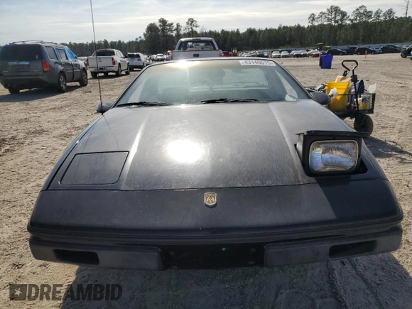 1985 Pontiac Fiero z VIN 1G2PM37R0FP243885, wystawiony jako Copart lot #43140515 z przebiegiem 179 713 mil mil oraz Czysty tytuł • Clean title. Historia ofert i sprzedaży dostępna na DreamBid. Obrazek 5.