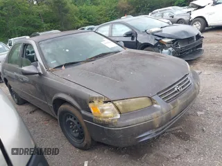 1998 Toyota Camry LE z VIN 4T1BG22K4WU299682, wystawiony jako IAAI lot #42184612 z przebiegiem 168 472 mil mil oraz . Historia ofert i sprzedaży dostępna na DreamBid. Obrazek 1.