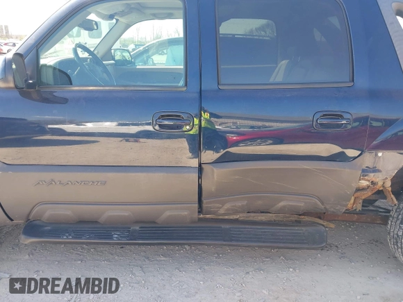 2004 Chevrolet Avalanche Z71 with VIN 3GNEK12T84G225711, listed as a IAAI auction lot 42051081 with 204,049 mi miles. Bid and sale history available at carsss.com. Image 14.
