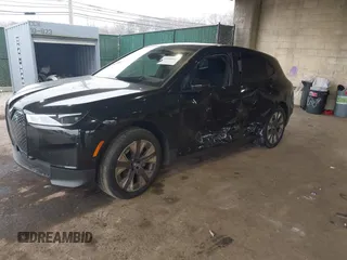 2025 BMW iX xDrive50 z VIN WB523CF08SCS59616, wystawiony jako IAAI lot #41666047 z przebiegiem 3 629 mil mil oraz . Historia ofert i sprzedaży dostępna na DreamBid. Obrazek 2.