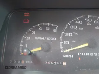 1998 GMC Suburban z VIN 3GKFK16R1WG510379, wystawiony jako IAAI lot #41859604 z przebiegiem 300 493 mil mil oraz . Historia ofert i sprzedaży dostępna na DreamBid. Obrazek 7.