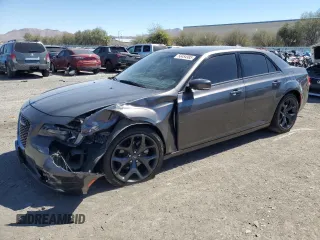 2022 Chrysler 300 S z VIN 2C3CCABG6NH154269, wystawiony jako Copart lot #50454985 z przebiegiem 50 538 mil mil oraz Szkoda całkowita • Salvage title. Historia ofert i sprzedaży dostępna na DreamBid. Obrazek 1.