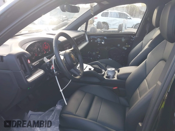 2024 Porsche Cayenne z VIN WP1AA2AY4RDA14120, wystawiony jako IAAI lot #41477355 z przebiegiem 3 134 mil mil oraz . Historia ofert i sprzedaży dostępna na DreamBid. Obrazek 5.