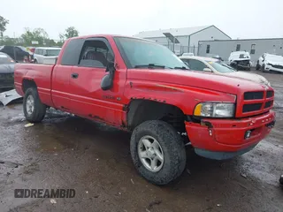 1998 Dodge 1500 z VIN 1B7HF13Z5WJ148228, wystawiony jako IAAI lot #42230133 z przebiegiem 169 159 mil mil oraz . Historia ofert i sprzedaży dostępna na DreamBid. Obrazek 1.