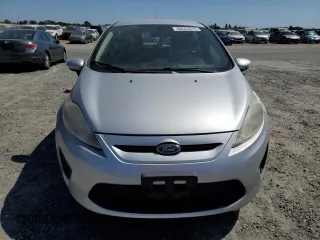 2013 Ford Fiesta SE z VIN 3FADP4EJ9DM191531, wystawiony jako Copart lot #60533515 z przebiegiem 179 639 mil mil oraz Czysty tytuł • Clean title. Historia ofert i sprzedaży dostępna na DreamBid. Obrazek 5.