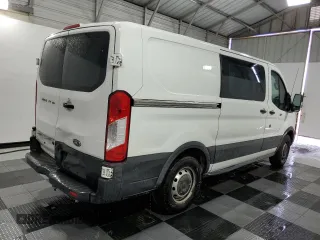 2016 Ford Transit Cargo z VIN 1FTYE1YM8GKB40975, wystawiony jako Copart lot #57044305 z przebiegiem 137 076 mil mil oraz Tytuł czysty. Historia ofert i sprzedaży dostępna na DreamBid. Obrazek 3.