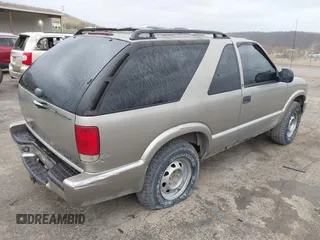 2000 Chevrolet Blazer LS z VIN 1GNCT18W7YK252323, wystawiony jako IAAI lot #41842766 z przebiegiem 149 462 mil mil oraz . Historia ofert i sprzedaży dostępna na DreamBid. Obrazek 4.
