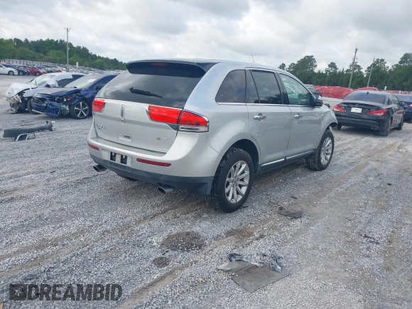 2013 Lincoln MKX z VIN 2LMDJ6JK8DBL24223, wystawiony jako IAAI lot #42274870 z przebiegiem 241 250 mil mil oraz . Historia ofert i sprzedaży dostępna na DreamBid. Obrazek 4.