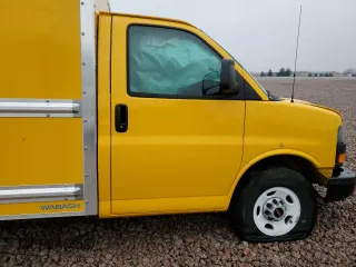 2024 GMC Savana z VIN 1GD07RFP4R1176136, wystawiony jako Copart lot #47645825 z przebiegiem Nie podano mil oraz Szkoda całkowita • Salvage title. Historia ofert i sprzedaży dostępna na DreamBid. Obrazek 11.