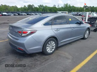 2016 Hyundai Sonata Hybrid SE with VIN KMHE24L15GA039176, listed as a IAAI auction lot 42135751 with 135,592 mi miles. Bid and sale history available at carsss.com. Image 4.