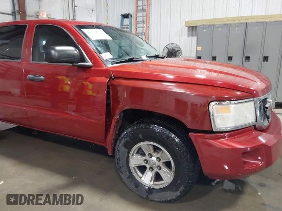 2008 Dodge Dakota SLT z VIN 1D7HW48N38S542692, wystawiony jako IAAI lot #41554521 z przebiegiem 166 482 mil mil oraz . Historia ofert i sprzedaży dostępna na DreamBid. Obrazek 18.