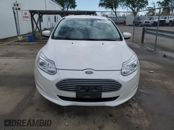 2015 Ford Focus Electric z VIN 1FADP3R46FL288088, wystawiony jako Copart lot #51020475 z przebiegiem 64 928 mil mil oraz Czysty tytuł • Clean title. Historia ofert i sprzedaży dostępna na DreamBid. Obrazek 5.