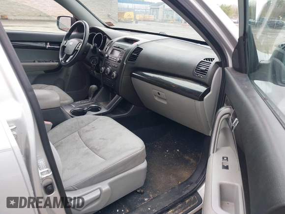 2011 Kia Sorento LX with VIN 5XYKT4A18BG099601, listed as a IAAI auction lot 42156787 with 165,397 mi miles. Bid and sale history available at carsss.com. Image 5.