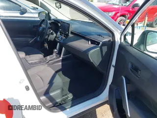 2022 Toyota Corolla Cross LE z VIN 7MUCAABG3NV030906, wystawiony jako IAAI lot #42475640 z przebiegiem 119 135 mil mil oraz . Historia ofert i sprzedaży dostępna na DreamBid. Obrazek 5.