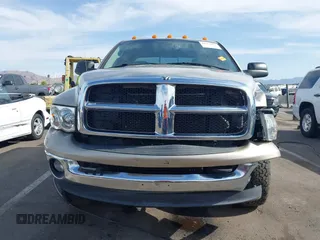 2005 Dodge 3500 SLT z VIN 3D7LS38C15G776041, wystawiony jako IAAI lot #42358059 z przebiegiem 93 860 mil mil oraz . Historia ofert i sprzedaży dostępna na DreamBid. Obrazek 13.
