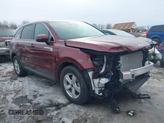 2024 Kia Sorento LX z VIN 5XYRG4JC1RG273748, wystawiony jako IAAI lot #41686468 z przebiegiem 7 096 mil mil oraz . Historia ofert i sprzedaży dostępna na DreamBid. Obrazek 1.