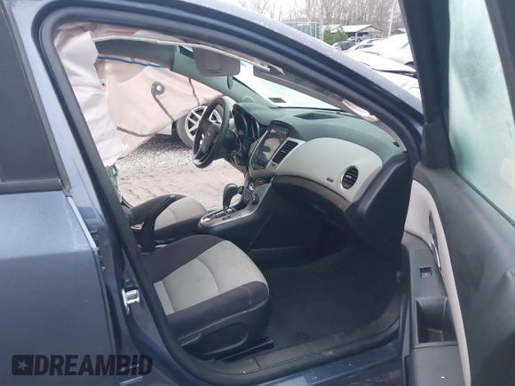 2014 Chevrolet Cruze LS z VIN 1G1PA5SG4E7201393, wystawiony jako IAAI lot #40955975 z przebiegiem 62 567 mil mil oraz . Historia ofert i sprzedaży dostępna na DreamBid. Obrazek 5.