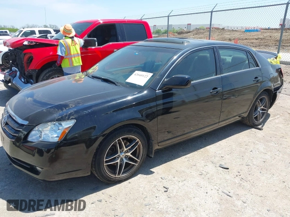 2007 Toyota Avalon XL z VIN 4T1BK36B17U213437, wystawiony jako IAAI lot #42040122 z przebiegiem 130 645 mil mil oraz . Historia ofert i sprzedaży dostępna na DreamBid. Obrazek 2.