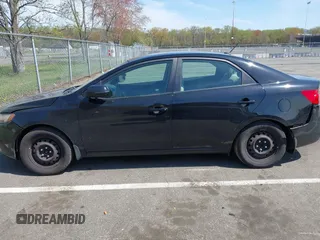 2012 Kia Forte EX z VIN KNAFU4A27C5506225, wystawiony jako IAAI lot #42107589 z przebiegiem 166 009 mil mil oraz . Historia ofert i sprzedaży dostępna na DreamBid. Obrazek 14.
