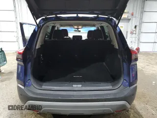 2022 Nissan Rogue S z VIN 5N1BT3AB4NC685705, wystawiony jako Copart lot #46331255 z przebiegiem 48 455 mil mil oraz Szkoda całkowita • Salvage title. Historia ofert i sprzedaży dostępna na DreamBid. Obrazek 6.