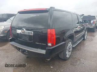 2008 Cadillac Escalade ESV z VIN 1GYFK668X8R271590, wystawiony jako IAAI lot #41562499 z przebiegiem 175 365 mil mil oraz . Historia ofert i sprzedaży dostępna na DreamBid. Obrazek 4.