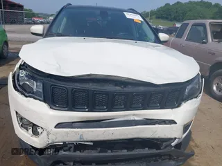 2020 Jeep Compass Latitude z VIN 3C4NJDBB6LT157841, wystawiony jako IAAI lot #42484052 z przebiegiem 52 610 mil mil oraz . Historia ofert i sprzedaży dostępna na DreamBid. Obrazek 6.